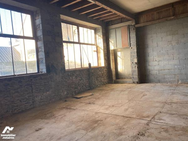 A vendre, à Mauriac (CANTAL), en plein coeur de la ville, à proximité immédiate des commerces e...