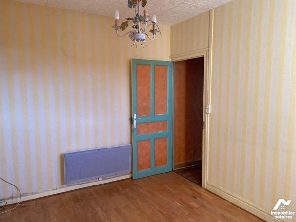 A vendre, à Mauriac (CANTAL), en plein coeur de la ville, à proximité immédiate des commerces e...