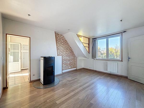 Les Garennes Sur Loire - Maison ancienne sur une belle parcelle close de plus de 800m² avec garage et dépendance.