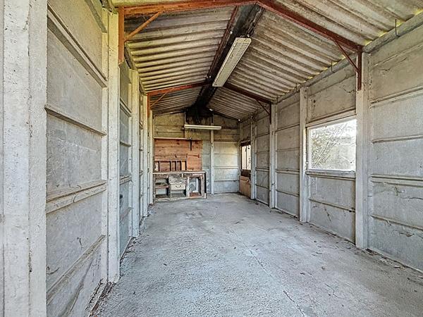 Les Garennes Sur Loire - Maison ancienne sur une belle parcelle close de plus de 800m² avec garage et dépendance.