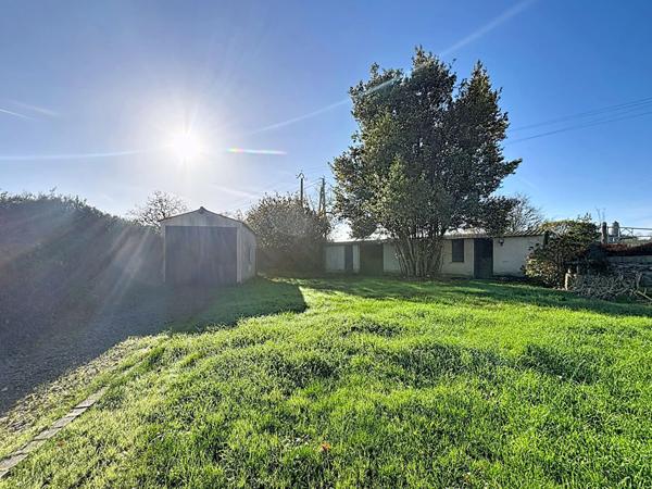 Les Garennes Sur Loire - Maison ancienne sur une belle parcelle close de plus de 800m² avec garage et dépendance.