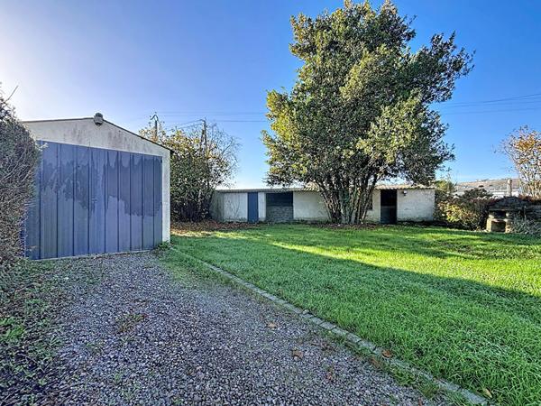 Les Garennes Sur Loire - Maison ancienne sur une belle parcelle close de plus de 800m² avec garage et dépendance.