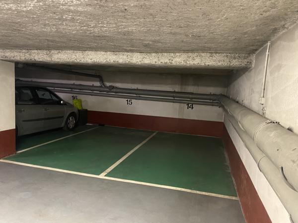 Parking
        
        - 11 m² 18 000 € *