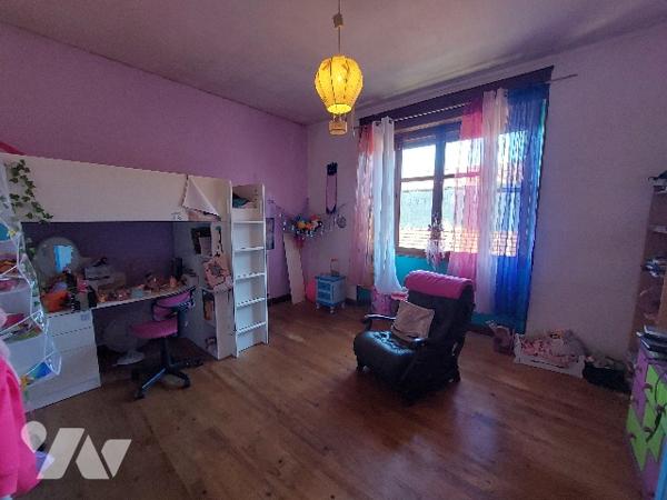 SAINT-GAUDENS, maison de ville avec jardin clôturé et garage proche des commodités à pieds.