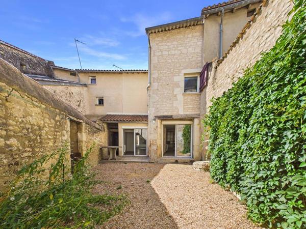 Maison de 165 m 2  à Mirebeau , 4 chambres, cour, garage, caves