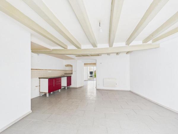 Maison de 165 m 2  à Mirebeau , 4 chambres, cour, garage, caves