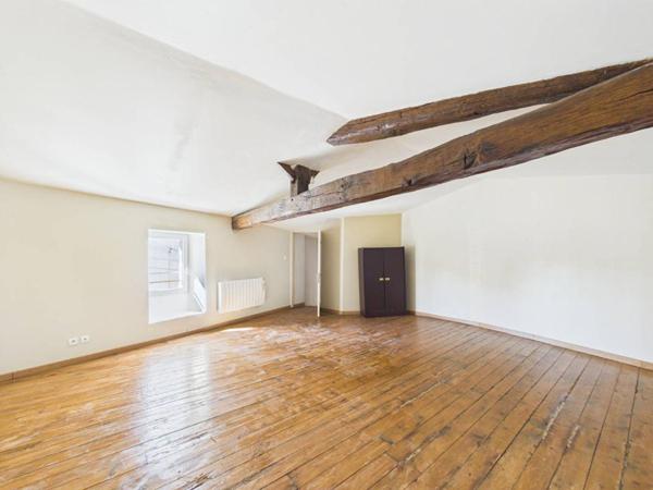 Maison de 165 m 2  à Mirebeau , 4 chambres, cour, garage, caves