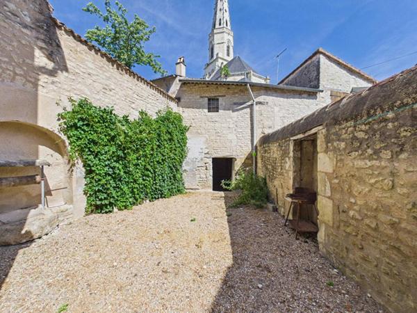 Maison de 165 m 2  à Mirebeau , 4 chambres, cour, garage, caves