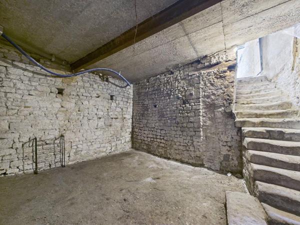 Maison de 165 m 2  à Mirebeau , 4 chambres, cour, garage, caves
