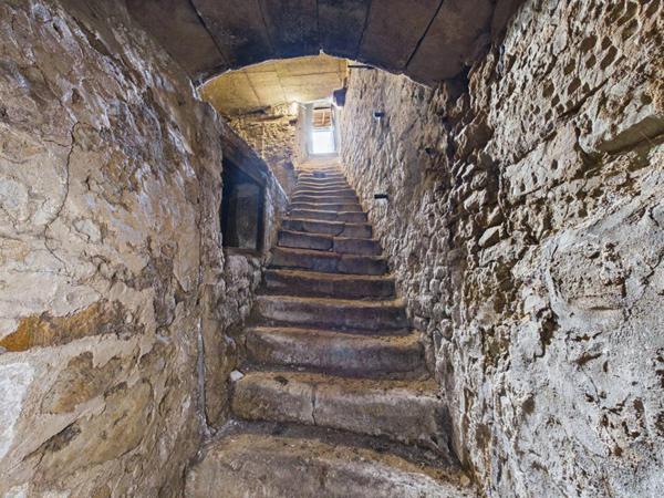 Maison de 165 m 2  à Mirebeau , 4 chambres, cour, garage, caves