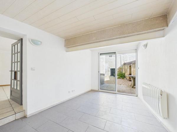 Maison de 165 m 2  à Mirebeau , 4 chambres, cour, garage, caves