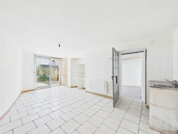 Maison de 165 m 2  à Mirebeau , 4 chambres, cour, garage, caves