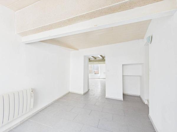 Maison de 165 m 2  à Mirebeau , 4 chambres, cour, garage, caves