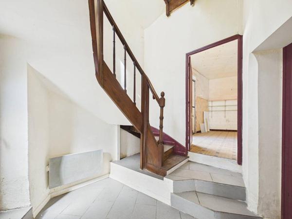 Maison de 165 m 2  à Mirebeau , 4 chambres, cour, garage, caves