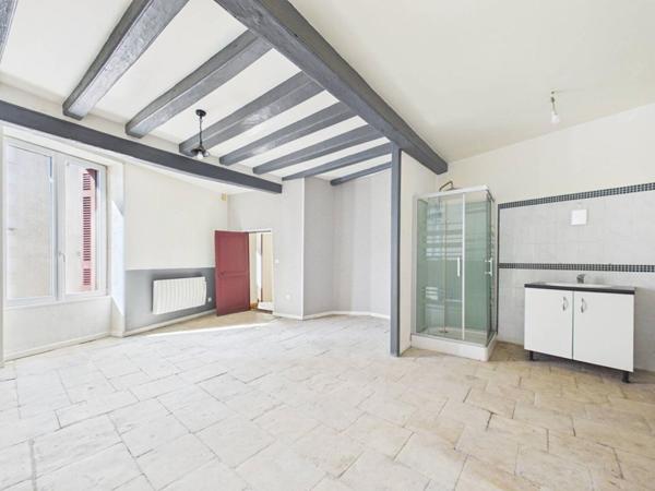 Maison de 165 m 2  à Mirebeau , 4 chambres, cour, garage, caves