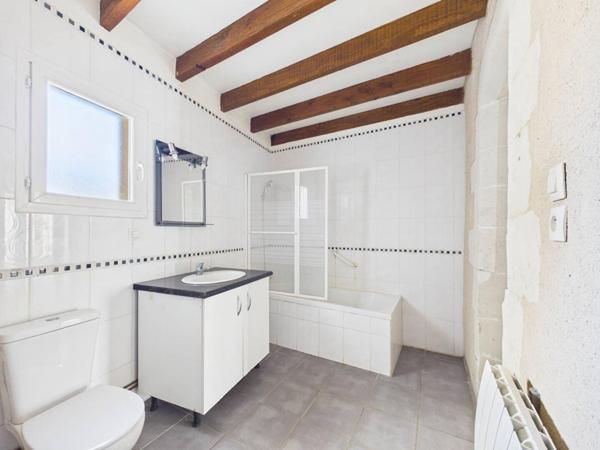 Maison de 165 m 2  à Mirebeau , 4 chambres, cour, garage, caves