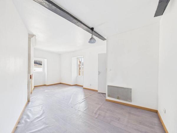 Maison de 165 m 2  à Mirebeau , 4 chambres, cour, garage, caves