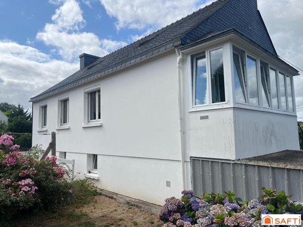 Maison de bonne construction à mettre au gout du jour.