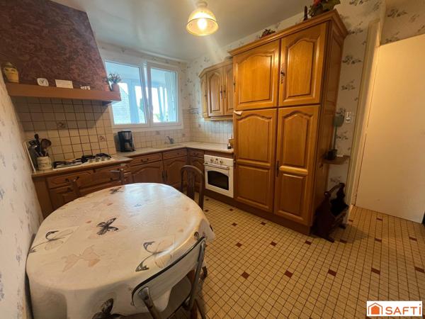 Maison de bonne construction à mettre au gout du jour.