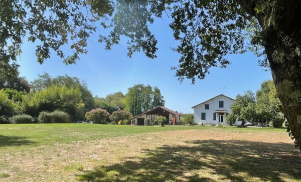 Ancienne métairie rénovée sur terrain 7326m²