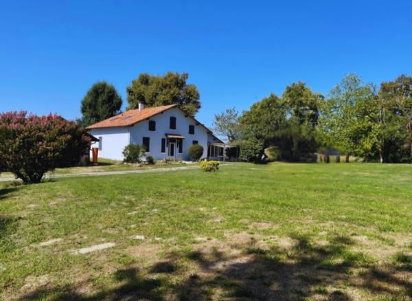 Ancienne métairie rénovée sur terrain 7326m²