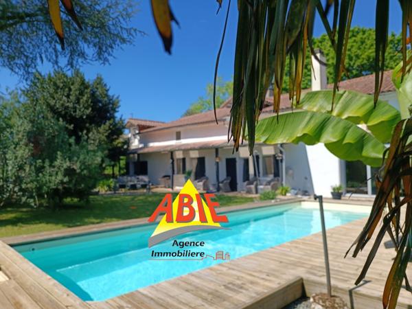 Maison  7 pièce(s)  6 chambre(s)  249 m²