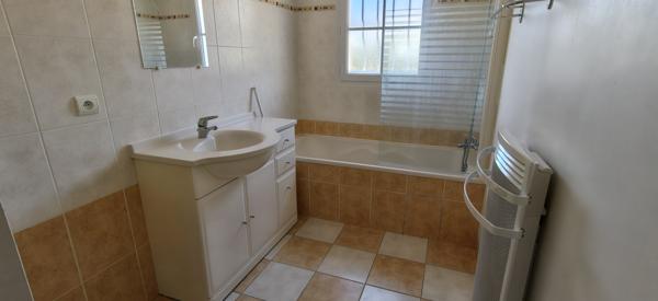 À vendre à Saint-Michel-Chef-Chef (44) : maison de plain pied 4 pièces avec 3 chambres et un garage