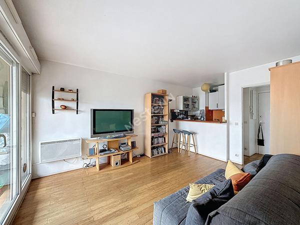MONTREUIL , A 5 MINUTES DU METRO, AU CALME SUR COUR, 2 PIECES AVEC LOGGIA DE 5M²
