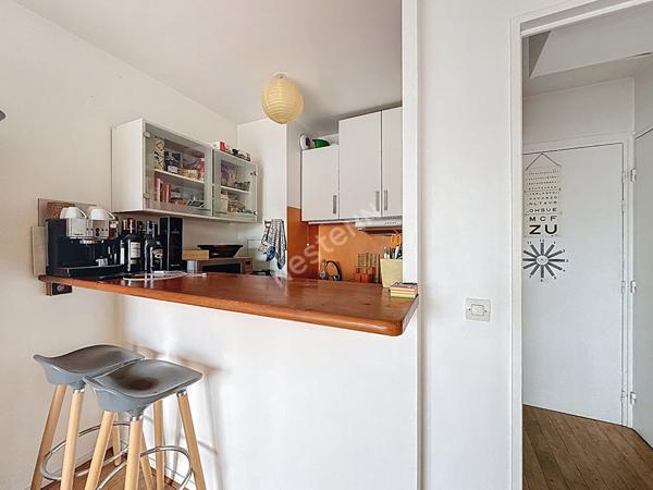 MONTREUIL , A 5 MINUTES DU METRO, AU CALME SUR COUR, 2 PIECES AVEC LOGGIA DE 5M²
