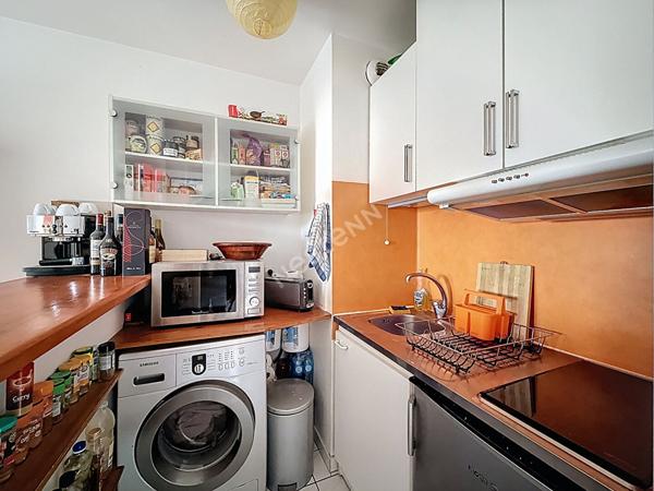 MONTREUIL , A 5 MINUTES DU METRO, AU CALME SUR COUR, 2 PIECES AVEC LOGGIA DE 5M²