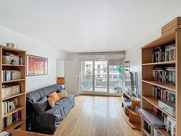 MONTREUIL , A 5 MINUTES DU METRO, AU CALME SUR COUR, 2 PIECES AVEC LOGGIA DE 5M²