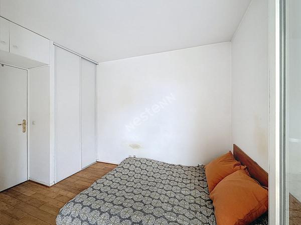 MONTREUIL , A 5 MINUTES DU METRO, AU CALME SUR COUR, 2 PIECES AVEC LOGGIA DE 5M²