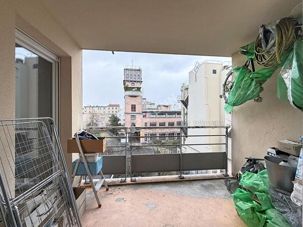 MONTREUIL , A 5 MINUTES DU METRO, AU CALME SUR COUR, 2 PIECES AVEC LOGGIA DE 5M²