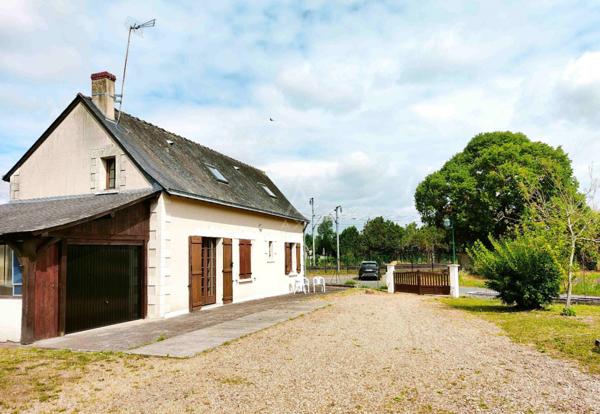 Longère restaurée avec charme, jardin et garage  Centre de Morannes
