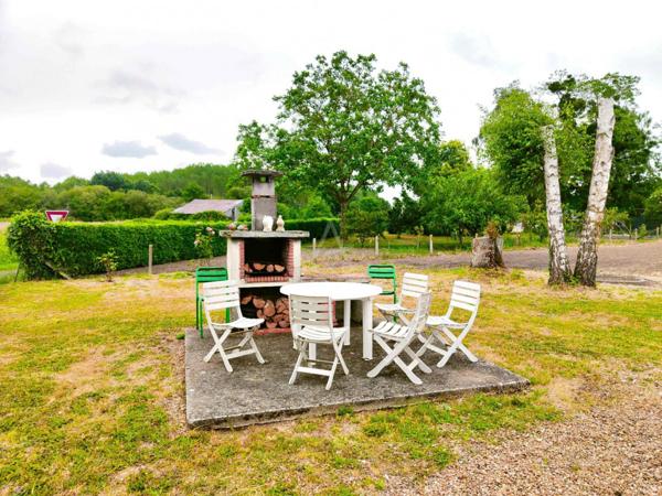 Longère restaurée avec charme, jardin et garage  Centre de Morannes