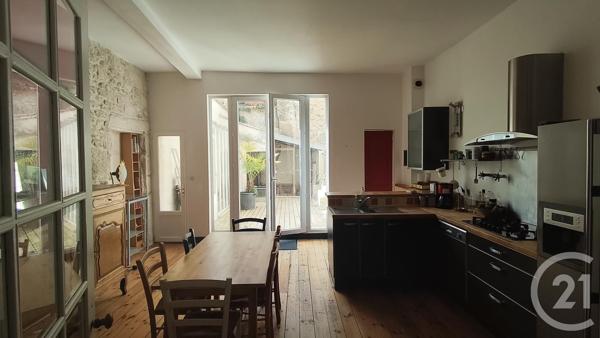 Appartement F5 à vendre  6 pièces - 157 m 2   SAINTES  - 17