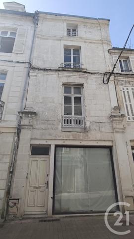 Appartement F5 à vendre  6 pièces - 157 m 2   SAINTES  - 17