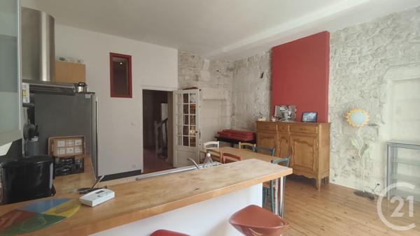 Appartement F5 à vendre  6 pièces - 157 m 2   SAINTES  - 17