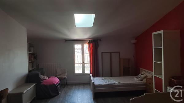 Appartement F5 à vendre  6 pièces - 157 m 2   SAINTES  - 17