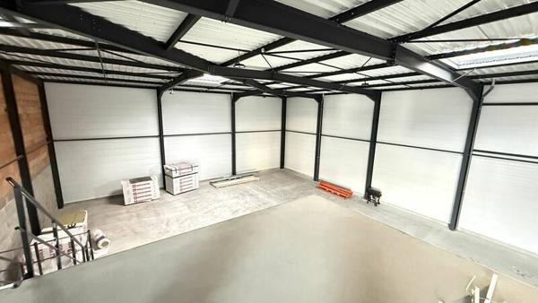 ENTREPOT BRUT À LOUER - 435m2 + 67m2 + Parkings
