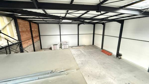 ENTREPOT BRUT À LOUER - 435m2 + 67m2 + Parkings