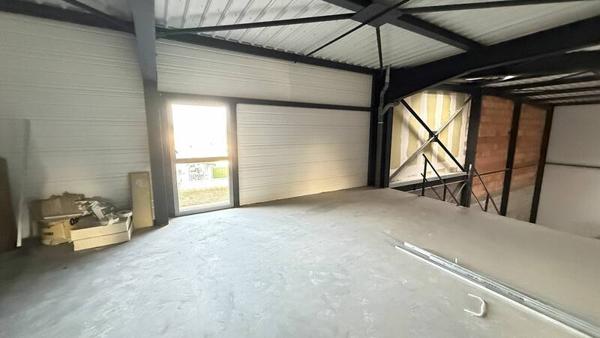 ENTREPOT BRUT À LOUER - 435m2 + 67m2 + Parkings