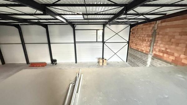 ENTREPOT BRUT À LOUER - 435m2 + 67m2 + Parkings