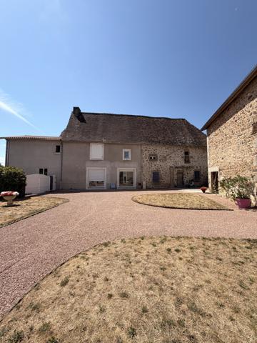 Maison
         7 pièces
        - 180 m² 343 915 € *