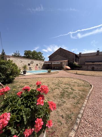 Maison
         7 pièces
        - 180 m² 343 915 € *