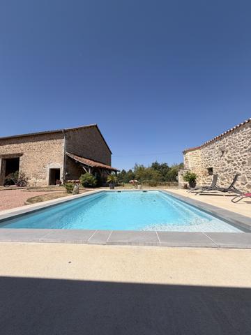 Maison
         7 pièces
        - 180 m² 343 915 € *