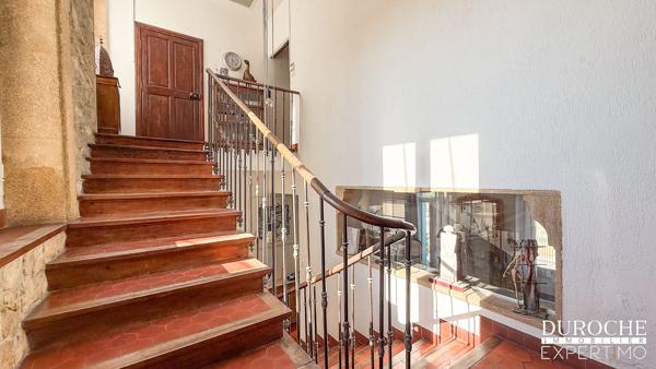 Orange – Élégante maison de maître en pierre avec studio indépendant, garage et terrasses