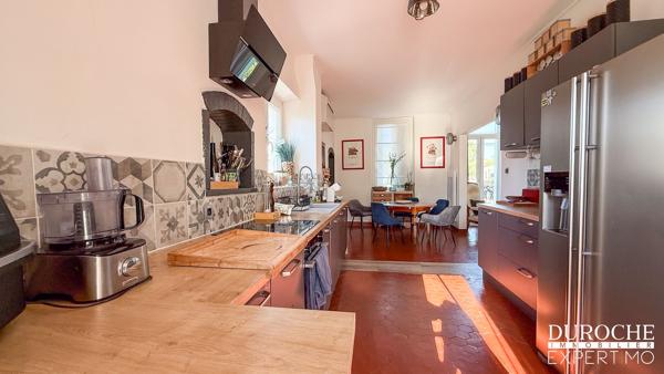 Orange – Élégante maison de maître en pierre avec studio indépendant, garage et terrasses