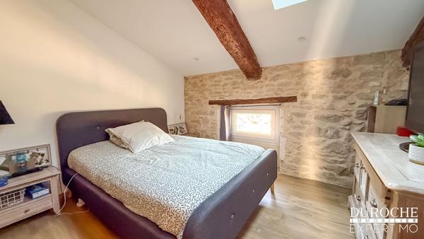 Orange – Élégante maison de maître en pierre avec studio indépendant, garage et terrasses