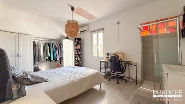 Orange – Élégante maison de maître en pierre avec studio indépendant, garage et terrasses